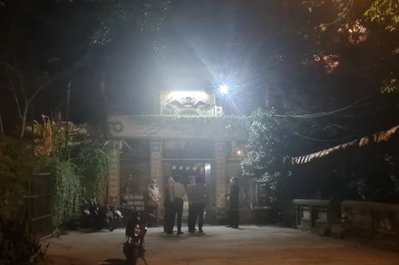 Lực lượng chức năng khám nghiệm và bảo vệ hiện trường.