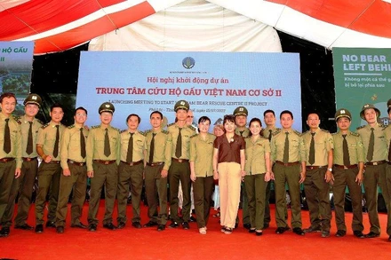 Lãnh đạo Tổng cục Lâm nghiệp, Cục Kiểm lâm và Tổ chức Động vật Châu Á chụp ảnh lưu niệm cùng lực lượng kiểm lâm Vườn quốc gia Bạch Mã.