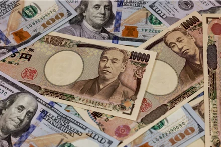 Đồng 10.000 yen và đồng 100 USD. Ảnh: AFP/TTXVN.