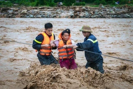 Công an giúp dân trong lũ bão. (Ảnh: Đoàn Thanh niên Bộ Công an)