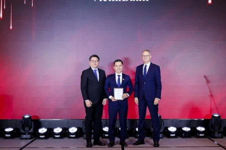 Đại diện VietinBank (đứng giữa) nhận Giải thưởng Sáng kiến API và Ngân hàng mở đột phá nhất Việt Nam.