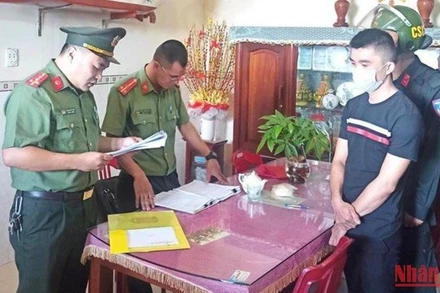 Lực lượng chức năng thi hành lệnh bắt bị can Huỳnh Thanh Tú (Ảnh: Công an tỉnh Quảng Ngãi cung cấp)