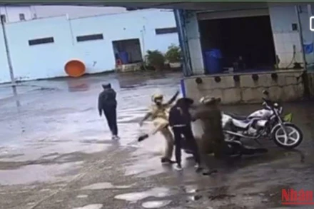 Các cán bộ, chiến sĩ Công an đánh tới tấp nam sinh điều khiển xe máy. (Ảnh cắt từ clip)