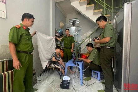 Đoàn thanh niên Công an Thành phố Hồ Chí Minh thực hiện làm căn cước công dân gắn chíp cho người lớn tuổi đi lại khó khăn.