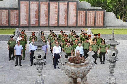 Lãnh đạo Bộ Công an và tỉnh Tuyên Quang dâng hương Chủ tịch Hồ Chí Minh và các Anh hùng liệt sĩ tại Khu di tích Nha Công an Trung ương.
