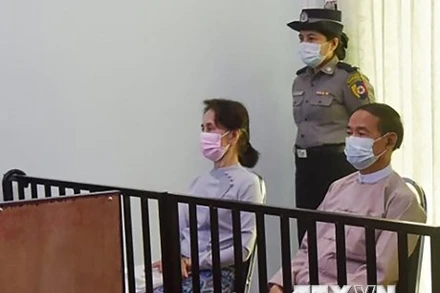 Bà Aung San Suu Kyi (trái) tại phiên toà ở Yangon, Myanmar ngày 17/7/2019. (Ảnh: AFP/TTXVN)