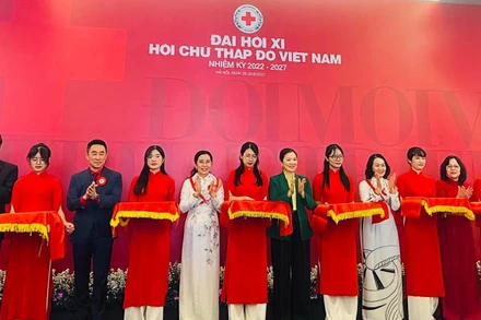 Các đại biểu cắt băng khai mạc triển lãm.