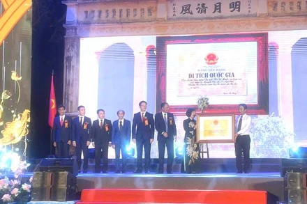 Thứ trưởng Văn hóa, Thể thao và Du lịch Hoàng Đạo Cương (ngoài cùng bên phải) trao bằng xếp hạng. 