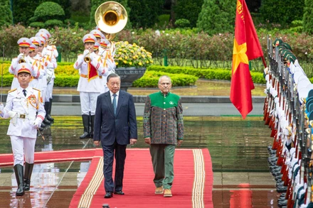 Chủ tịch nước Tô Lâm và Tổng thống Timor Leste José Ramos-Horta duyệt đội danh dự Quân đội nhân dân Việt Nam.