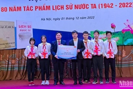 Đại diện lãnh đạo Nhà Xuất bản Chính trị quốc gia Sự thật trao sách Lịch sử nước ta tặng đại diện Trung ương Đoàn Thanh niên Cộng sản Hồ Chí Minh và một số đoàn viên tiêu biểu. 