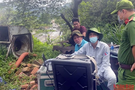 Cơ quan chức năng kiểm tra các chỉ số môi trường tại nhà máy xử lý chất thải rắn sinh hoạt thành phố Bảo Lộc.