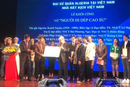 Lễ khởi dựng vở kịch thơ "Người đi dép cao su".