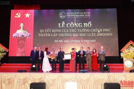 Bộ trưởng Giáo dục và Đào tạo Nguyễn Kim Sơn trao quyết định thành lập Trường đại học Luật. 