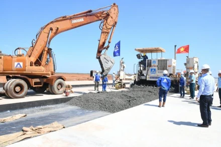 Thi công đường cất hạ cánh Cảng hàng không quốc tế Long Thành. Ảnh: THANH GIANG