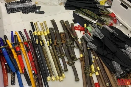 Các loại hung khí “nóng” bị cơ quan chức năng thu giữ. (Ảnh: Công an cung cấp)