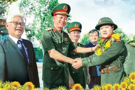Trung tướng Nguyễn Trường Thắng, Ủy viên Trung ương Đảng, Tư lệnh Quân khu 7 và lãnh đạo tỉnh Bình Dương động viên thanh niên lên đường nhập ngũ năm 2024. (Ảnh: DUY TÌNH)