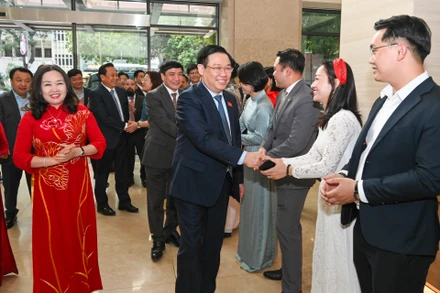 Chủ tịch Quốc hội Vương Đình Huệ với cán bộ, phóng viên báo Đại biểu Nhân dân và Truyền hình Quốc hội Việt Nam.