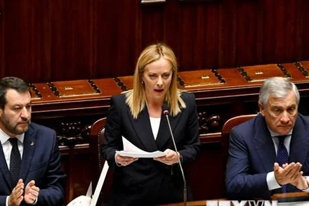 Thủ tướng Italy Giorgia Meloni (giữa) phát biểu trước Quốc hội tại Rome ngày 25/10. (Ảnh: AFP/ TTXVN)