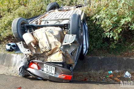 Ô-tô biển kiểm soát 47A-192.87 bị lật úp bên vệ đường sau va chạm. 