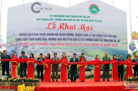 Các đại biểu thực hiện nghi thức khai mạc không gian hoa và triển lãm hoa quốc tế.