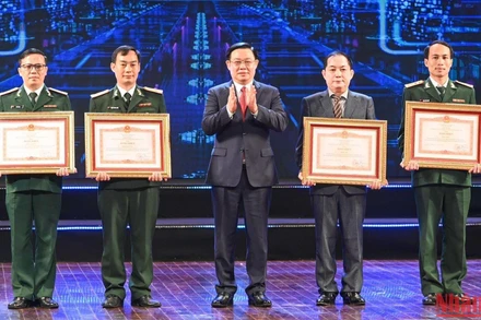 Chủ tịch Quốc hội Vương Đình Huệ trao Bằng khen của Thủ tướng Chính phủ cho các cá nhân đoạt giải Nhất.