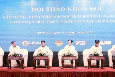 Các đại biểu tập trung thảo luận, phân tích các giải pháp để tiếp tục xây dựng, phát triển vùng kinh tế biển tỉnh Nam Định trong thời gian tới.