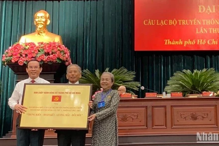 Đồng chí Nguyễn Văn Nên, Ủy viên Bộ Chính trị, Bí thư Thành ủy Thành phố Hồ Chí Minh trao 8 chữ vàng cho Câu lạc bộ Truyền thống kháng chiến Thành phố.