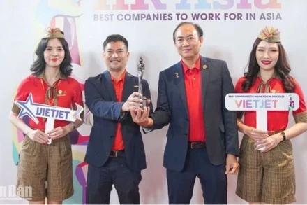 Phó Tổng giám đốc Vietjet Tô Việt Thắng (thứ 2 từ phải sang) đại diện Vietjet nhận giải thưởng Nơi làm việc tốt nhất châu Á 2024.