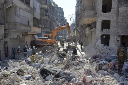 Nhân viên cứu hộ tìm kiếm nạn nhân bị mắc kẹt trong những ngôi nhà bị sập sau trận động đất tại Karm al-Jabal, bắc Syria, ngày 8/2 vừa qua. (Ảnh: THX/TTXVN)