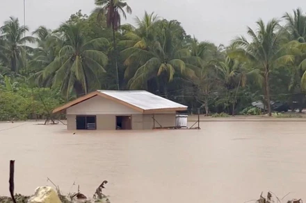 Nước lũ bao quanh một ngôi nhà sau một trận bão lớn ở Datu Odin Sinsuat, Maguindanao, Philippines, ngày 28/10. (Ảnh: Reuters)