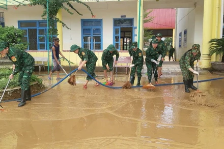 Bộ đội Biên phòng Quảng Bình giúp Trường trung học cơ sở Phong Thủy, huyện Lệ Thủy dọn vệ sinh trường lớp.