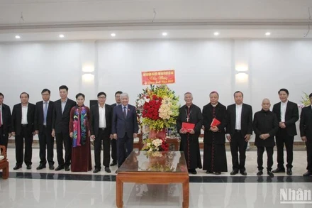 Đồng chí Đỗ Văn Chiến chúc mừng Lễ Giáng sinh năm 2022 tại Tòa Giám mục Giáo phận Vinh.