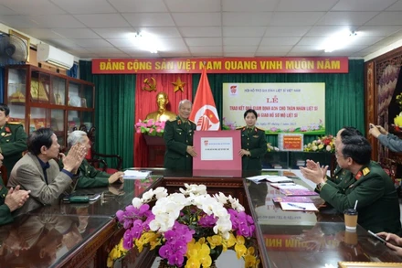 Đại diện Hội Hỗ trợ gia đình liệt sĩ Việt Nam bàn giao 21 bộ hồ sơ thông tin về mộ tập thể liệt sĩ cho Văn phòng Ban Chỉ đạo quốc gia 515.