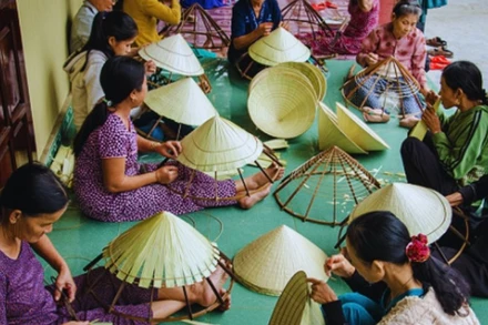 Làng nghề nón lá Quy Hậu (Quảng Bình).