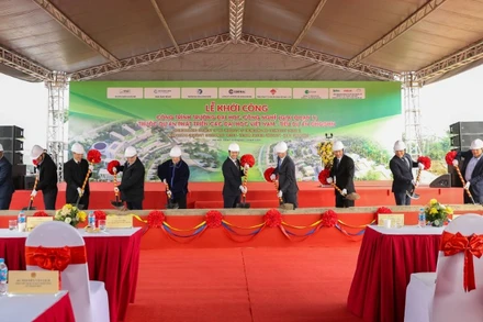 Các đại biểu thực hiện nghi thức khởi công công trình Trường đại học Công nghệ (Đại học Quốc gia Hà Nội).