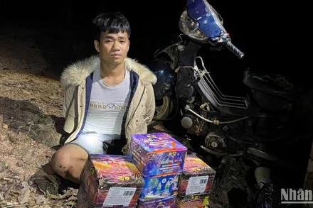 Đối tượng Trần Minh Hoàng và tang vật bị bắt giữ.