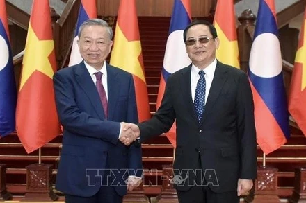 Chủ tịch nước Tô Lâm hội kiến Thủ tướng Lào Sonexay Siphandone. (Ảnh: TTXVN) 