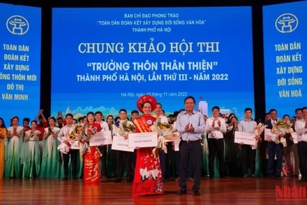 Phó Bí thư Thành ủy Hà Nội Nguyễn Văn Phong trao giải Nhất cho bà Nguyễn Thu Hà.