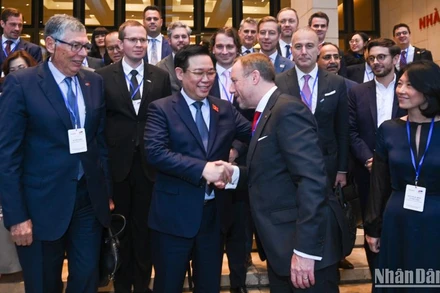 Chủ tịch Quốc hội Vương Đình Huệ trao đổi với đại diện Đoàn doanh nghiệp Hội đồng Kinh doanh EU-ASEAN. (Ảnh: Duy Linh)