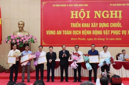  Lãnh đạo Bộ Nông nghiệp và Phát triển nông thôn trao giấy chứng nhận vùng an toàn dịch bệnh đối với bệnh cúm gia cầm Newcastle cho 6 huyện, thị xã, thành phố của Bình Phước.