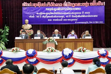 Đồng chí Khamphanh Pheuyavong (giữa), Bí thư Trung ương Đảng, Trưởng Ban Tuyên huấn Trung ương, Chủ tịch Hội đồng lý luận Trung ương Đảng Nhân dân Cách mạng Lào chủ trì Hội thảo. (Ảnh: Trịnh Dũng)