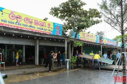 Phường Thu Thủy huy động các lực lượng tham gia hỗ trợ tháo dỡ các ki-ốt.