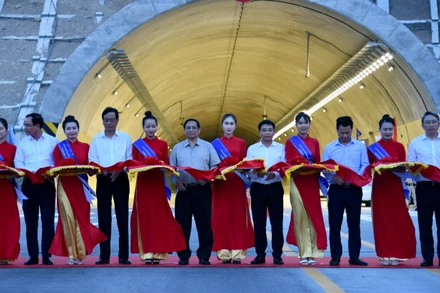 Thủ tướng Phạm Minh Chính và các đồng chí lãnh đạo thực hiện nghi thức cắt băng khánh thành 2 dự án đoạn tuyến cao tốc Cam Lâm-Vĩnh Hảo và Diễn Châu-Bãi Vọt.