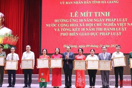 Lãnh đạo tỉnh Hà Giang tặng Bằng khen cho các tập thể, cá nhân có thành tích xuất sắc trong hưởng ứng Ngày Pháp luật Việt Nam.