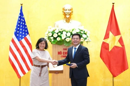 Bộ trưởng Nguyễn Hồng Diên và Đại diện Thương mại Hoa Kỳ Katherine Tai.