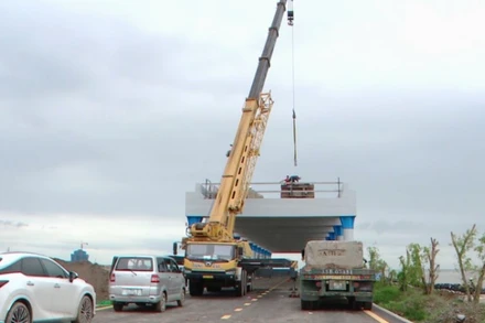 Thử tải cầu cạn bằng dầm bản rỗng trên cọc ly tâm PRC tại khu phi thuế quan, cảng Lạch Huyện, Hải Phòng. 