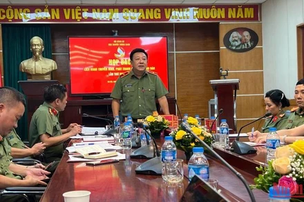 Thiếu tướng, Tiến sĩ Đỗ Triệu Phong, Cục trưởng Cục Truyền thông Công an Nhân dân, Trưởng Ban tổ chức Liên hoan trả lời các câu hỏi của phóng viên tại buổi họp báo.