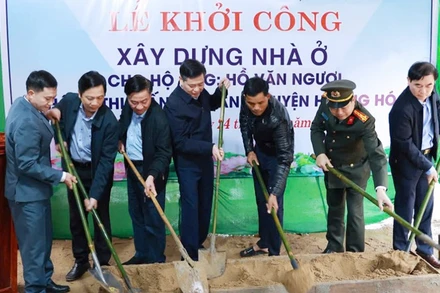 Các đại biểu tiến hành thủ tục khởi công xây nhà ở mẫu cho hộ gia đình ông Hồ Văn Ngươi ở Khối 6, thị trấn Khe Sanh. 