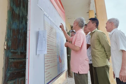 Cử tri xã Thanh Lương xem danh sách cử tri lấy ý kiến sắp xếp đơn vị hành chính cấp xã giai đoạn 2023-2025.