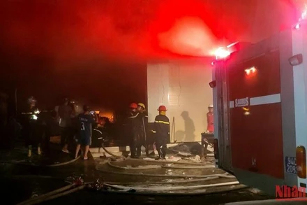 Lực lượng chức năng tích cực chữa cháy.